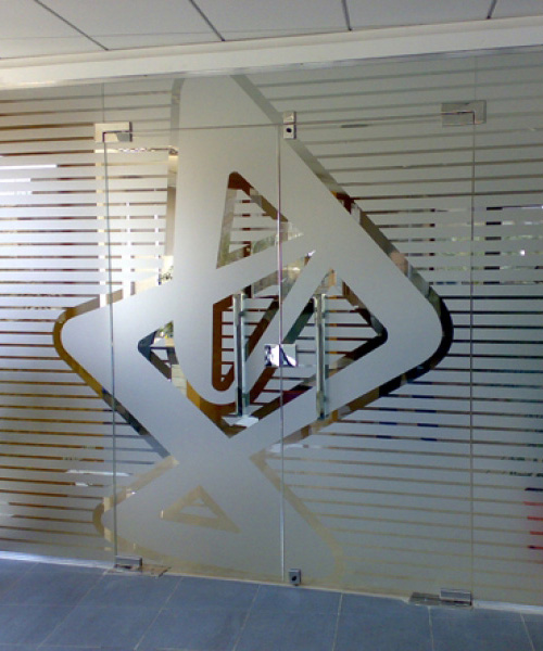 Стеклянная дверь с логотипом №03